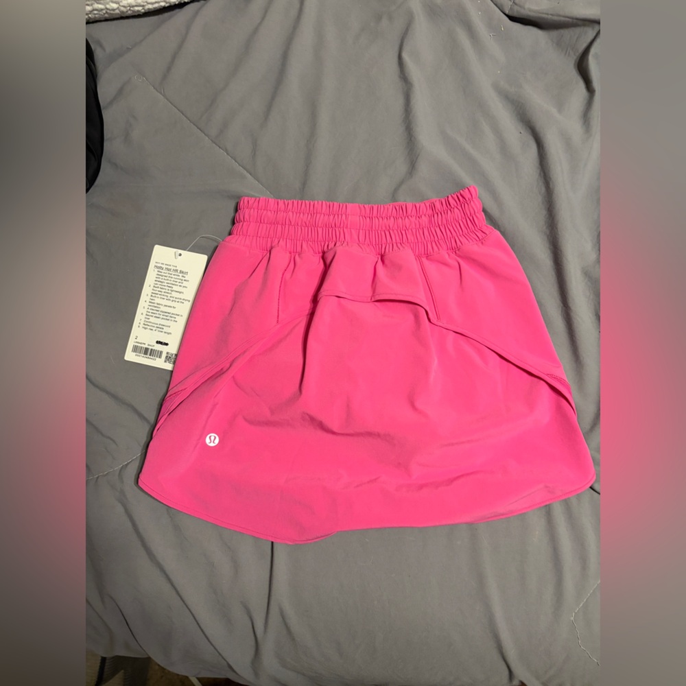 🌈🌈 NWT // lululemon athletica Bright Pink Athletic Short ⭐️⭐️ sz 2 - Picture 2 of 4